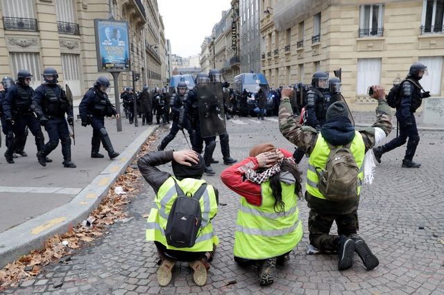 Face à face entre manifestants et forces de l'ordre près des Champs-Elysées le 8 édcembre 2018