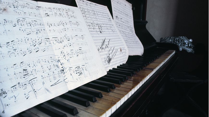 Piano et partitions exposés dans la maison natale de Puccini, à Lucques (Toscane, Italie).
