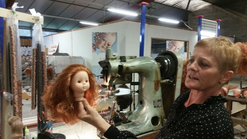 Marie-Noëlle au poste de la chevelure dans l'usine Petitcollin