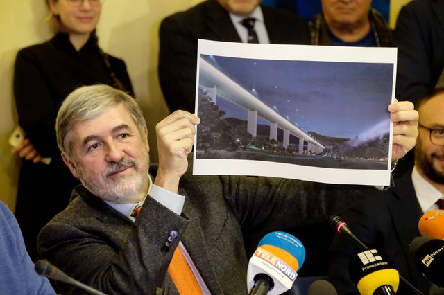 Marco Bucci, le maire de Gênes, montre le projet de Renzo Piano qui a été choisi pour la reconstruction