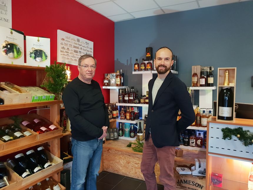 Etienne Weirich, gérant et Lucas Potier, caviste à La Médocaine à Bruges