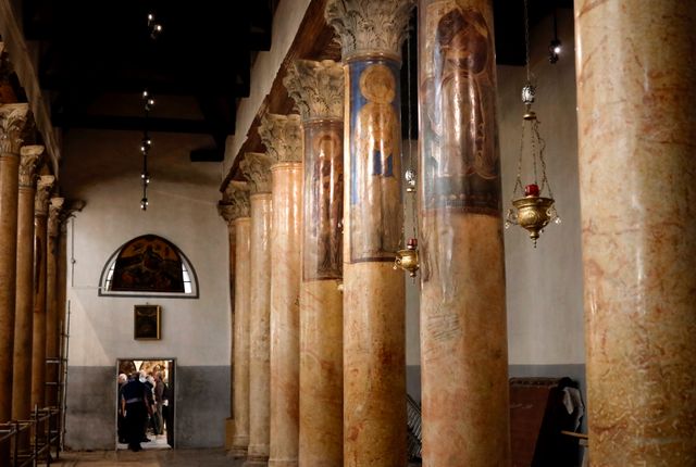 Colonnes peintes rénovées dans la basilique de la Nativité