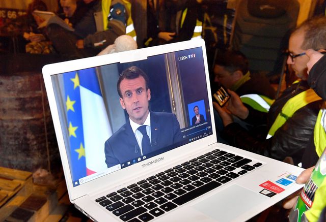 Des gilets jaunes regardent l'allocution d'Emmanuel Macron le 10 décembre