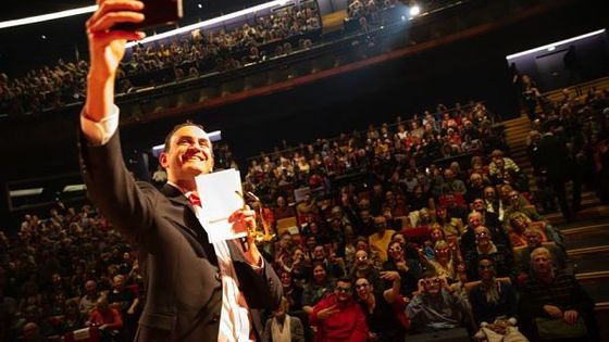 Selfie Laurent Valière et le public du Studio 104 de la Maison de la Radio ©Radio France - Mathieu Genon