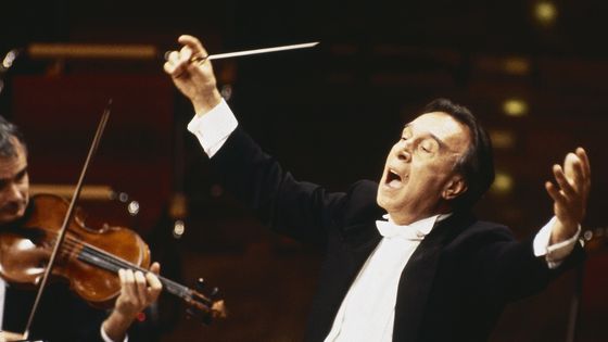 Le chef d'orchestre Claudio Abbado dirige le Berliner Philharmonike en mai 1997 ©Getty - Wöstmann/ullstein bild