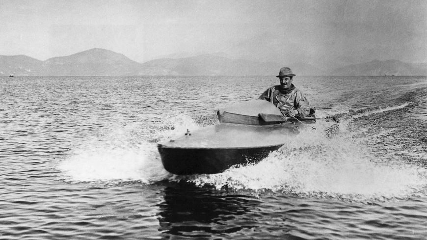 Puccini sur son bateau à moteur.