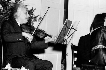 Einstein jouant de son violon Einstein jouant de son violon