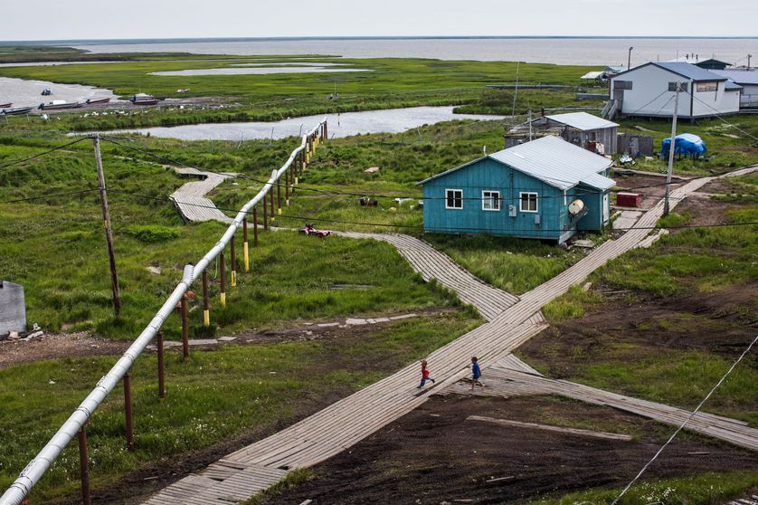 A Newtok, en Alaska, des planches de bois ont été installées pour se déplacer sans s'enfoncer dans le permafrost dégelé