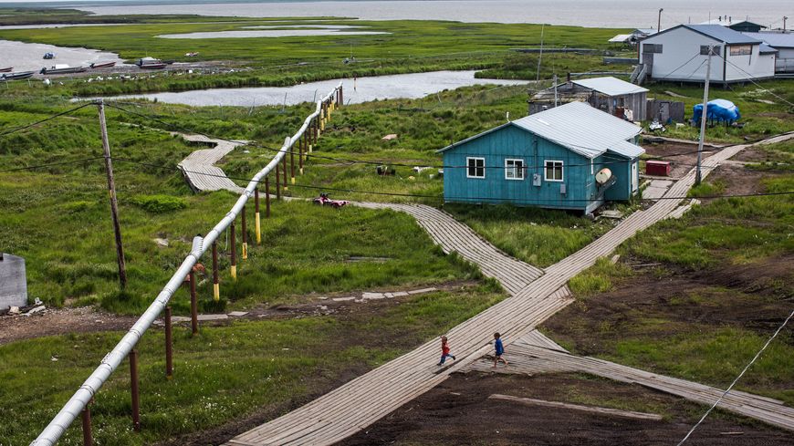 A Newtok, en Alaska, des planches de bois ont été installées pour se déplacer sans s'enfoncer dans le permafrost dégelé