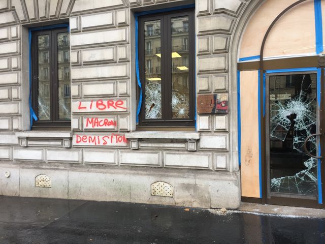 Les vitres de plusieurs magasins ont été brisées, certains ont été pillés et des murs et des monuments comportent des tags contre la politique d'Emmanuel Macron