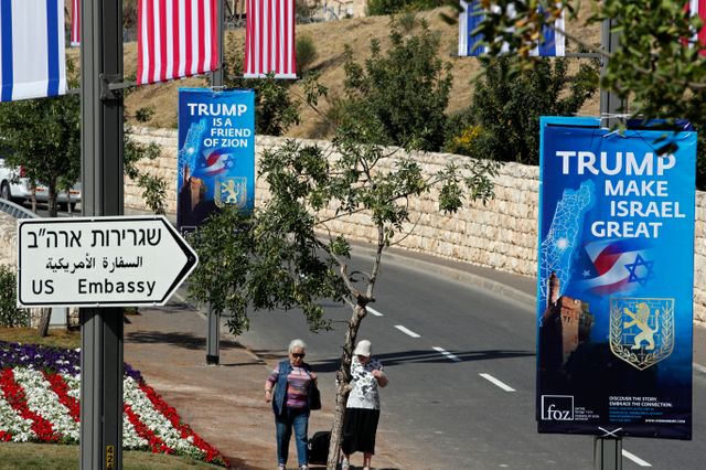 En mai, des affiches remercient Donald Trump de placer l'ambassade des États-Unis à Jérusalem