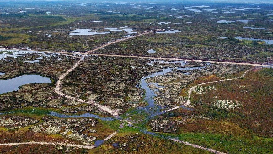 Vue aérienne de lacs formés par le dégel du pergélisol sibérien à Yamalo-Nenets, en Russie.