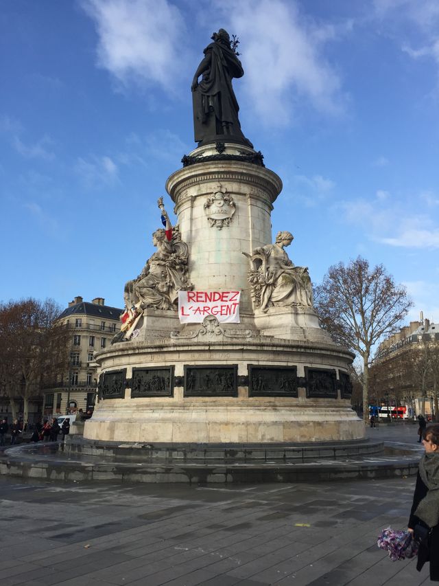 Les vitres de plusieurs magasins ont été brisées, certains ont été pillés et des murs et des monuments comportent des tags contre la politique d'Emmanuel Macron