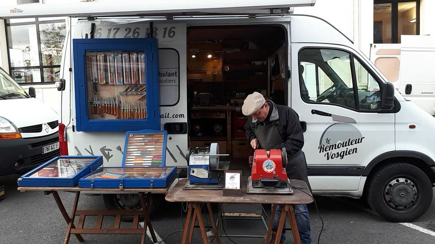 Le camion atelier de Bernard Boulay sur le marché de Château-Thierry