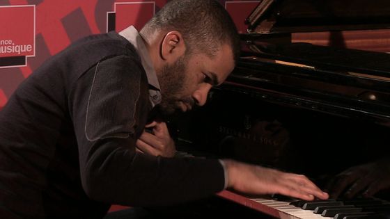 Le pianiste Wilhem Latchoumia le 25 novembre 2014 au studio 107 de la Maison de la Radio, dans le cadre de la "Matinale culturelle". ©Radio France