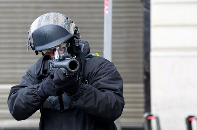 Tir de flashball près des Champs-Élysées à Paris le 8 décembre 2018.