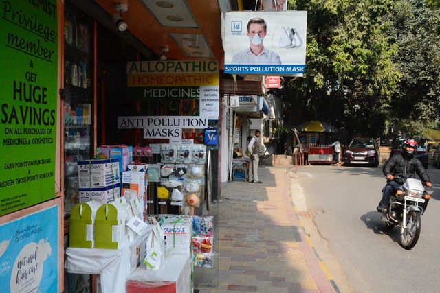 Une des pharmacies de Defence Colony, dans le sud de New Delhi, s’est transformé en petit arsenal anti-pollution.