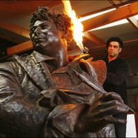 Statue d'Alexandre Dumas par Jean-Loup Bouvier dans la fonderie de Saint-Rémy-lès-Chevreuse, en 2005.
