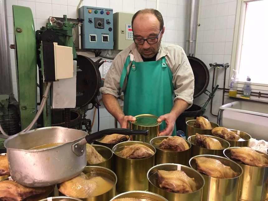 Jean-Marie Ducazaux fait partie de ces conserveurs amoureux des canards rustiques au cœur de la Chalosse.
