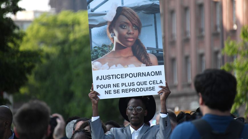 Gloire Musenga, le frère aîné de Naomi Musenga, lors d'une marche silencieuse en la mémoire de sa soeur, le 16 mai 2018 à Strasbourg