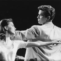 1960 : Natalie Wood (1938 - 1981) and Richard Beymer in 'West Side Story', a film musical directed by Jerome Robbins and Robert Wise, with words and music by Leonard Bernstein and Stephen Sondheim.