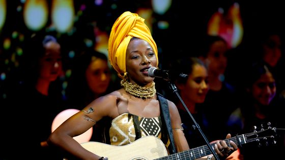 Fatoumata Diawara, chanteuse et musicienne franco-malienne, lors d'un concert organsiné par l'ONU, au Lincoln Center for the Performing Arts (25 septembre 2018, New York City) ©Getty - Handout/Kevin Hagen/Getty Images for Gates Archive