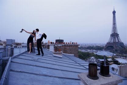 Un couple qui a peut-être vu trop de comédies romantiques et oublié que les toits de Paris sont glissants et dangereux, dans la vraie vie. Un couple qui a peut-être vu trop de comédies romantiques et oublié que les toits de Paris sont glissants et dangereux, dans la vraie vie.