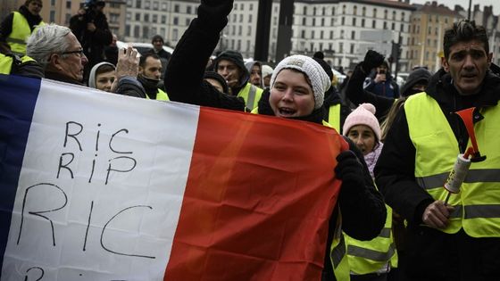 Des gilets jaunes demandent un référendum d'initiative citoyenne (ou populaire), le 15 décembre 2018 à Lyon. ©AFP - JEAN-PHILIPPE KSIAZEK
