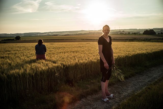 Isabelle et Amandine. Promenade entre les champs. Série "La vallée des oubliés", 2013-2018