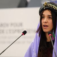 Nadia Murad, défenseure de la communauté yézidi en Irak et survivante de l'esclavage sexuel de l'Etat islamique djihadistes, prononce un discours après avoir été lauréat du lauréat du prix Sakharov des droits de l'homme 2016, le 13 décembre 2016
