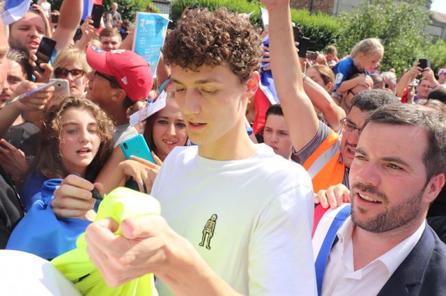 Juillet 2018, Benjamin Pavard revient à Jeumont accueilli par le maire PS de la ville, Benjamin Saint-Huile et tous les habitants de la commune