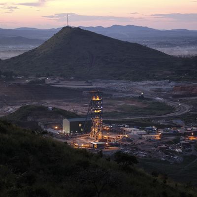 Si les mines artisanales sont souvent informelles, les grands groupes extraient l'or à l'échelle industrielle