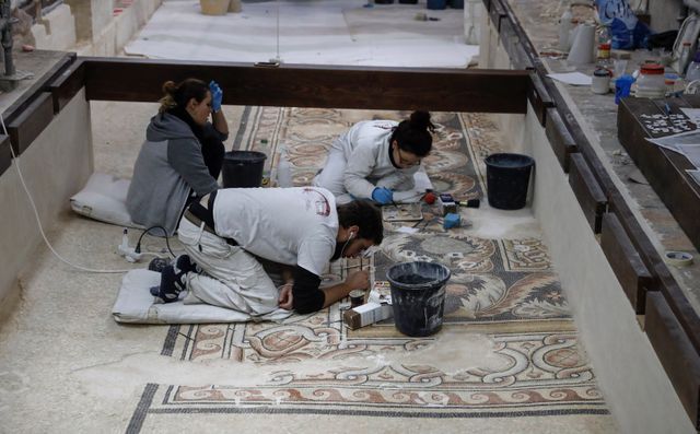 Des artisans d'art italiens restaurent les mosaïques dans la nef de la basilique de la Nativité
