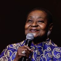 Calypso Rose, recevant le Grand Prix des Musiques du Monde de la SACEM le 10 décembre 2018 à la Salle Pleyel de Paris