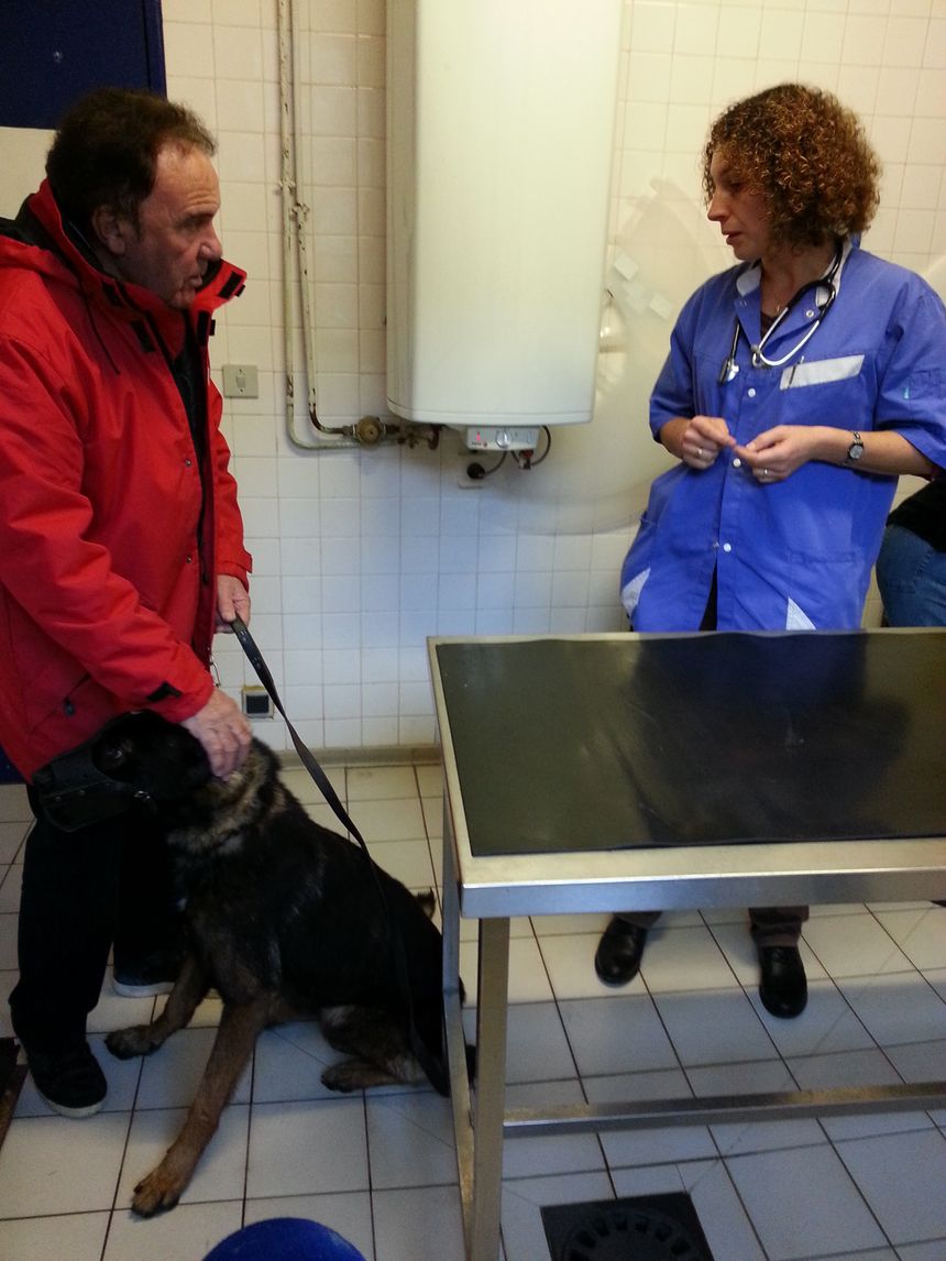Pierre Porterat avec l'une des vétérinaires en visite à la SPA de St Etienne