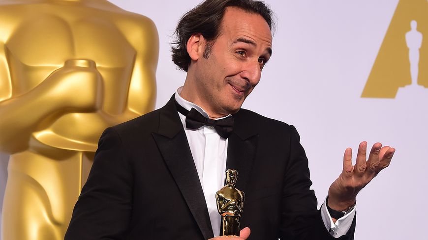 Alexandre Desplat pose avec son Oscar reçu en 2015 pour la musique du film"The Grand Budapest Hotel" à Hollywood (Californie).
