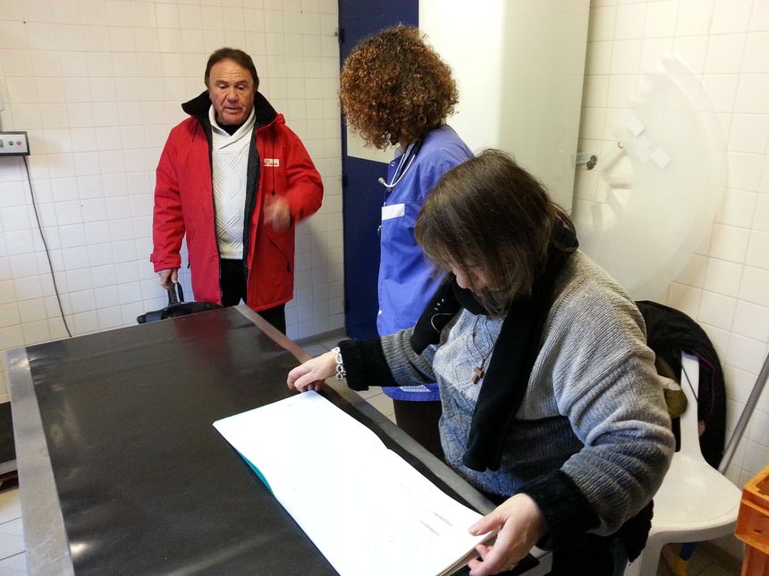 Pierre Porterat ependant la visite de la vétérinaire à la SPA de Saint Etienne