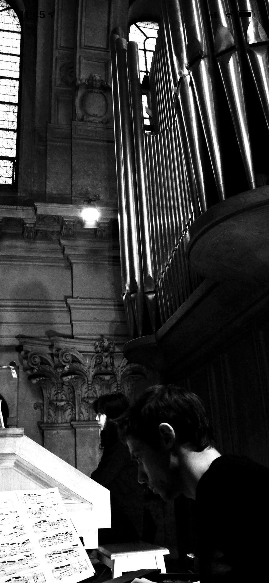 Sarah Kim et Augustin Viard devant l'orgue de l'Oratoire du Louvre