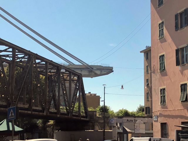Les immeubles situés en zone noire, côté Est du pont, voués à la destruction, quartier Certosa à Gênes.