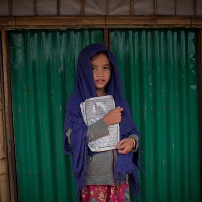 Une réfugiée Rohingya rentrant de l'école islamique du camp de réfugiés Hakimpara Rohingya à Coxs Bazar.