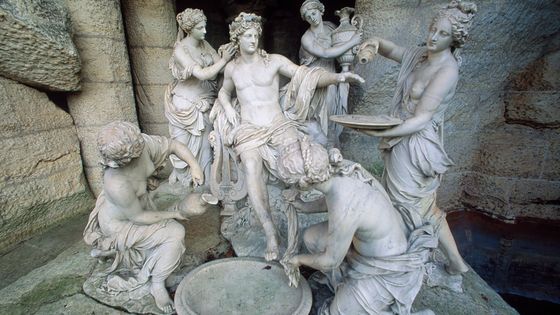 Apollon servi par les nymphes sculpté par François Girardon et Thomas Regnaudin au château de Versailles ©Getty - Bernard Annebicque