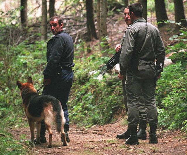 Recherches en forêt de Malval près de Lyon pour retrouver Khaled Kelkal en 1995