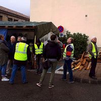 Des "gilets jaunes" installés au rond-point de la Rotonde, dans le village du Pouzin.