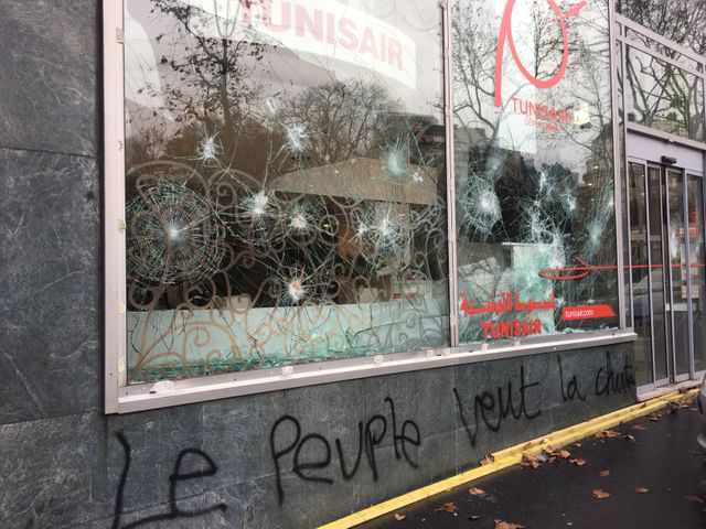Les vitres de plusieurs magasins ont été brisées, certains ont été pillés et des murs et des monuments comportent des tags contre la politique d'Emmanuel Macron
