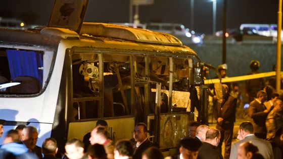 Le bus attaqué près des pyramides de Gizeh, en Égypte. ©AFP - MOHAMED EL-SHAHED