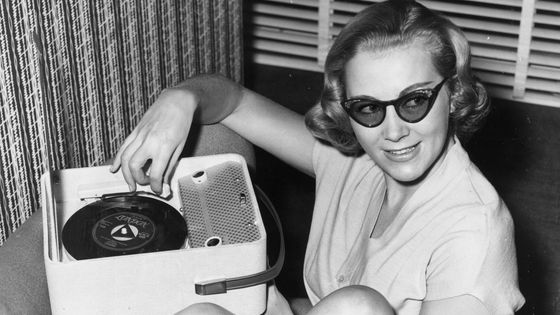 Veronica Moon, "doublure de Grace Kelly" présente le lecteur vinyle le plus petit au monde à Earls Court, Londres. lecteur fabriqué par Kolster-Bandes. ©Getty - Ron Case / Keystone