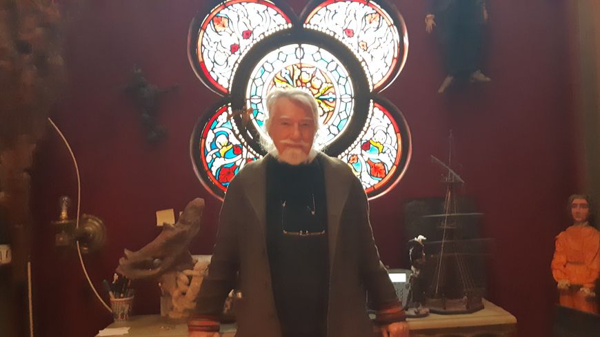 Jean Paul Favand, dans son bureau au Musée des Arts forains