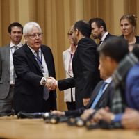 Martin Griffiths, envoyé spécial de l'ONU, salue une délégation lors d'une conférence de presse hier, à Rimbo (Suède)