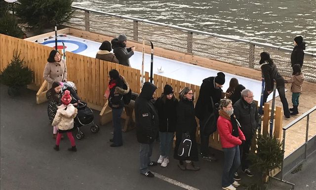La piste de curling installée à Paris, sur les quais de Seine