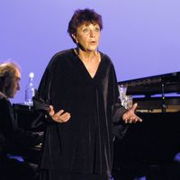 Anne Sylvestre sur la scène de l'Auditorium Saint-Germain à Paris, le 04 novembre 2003.